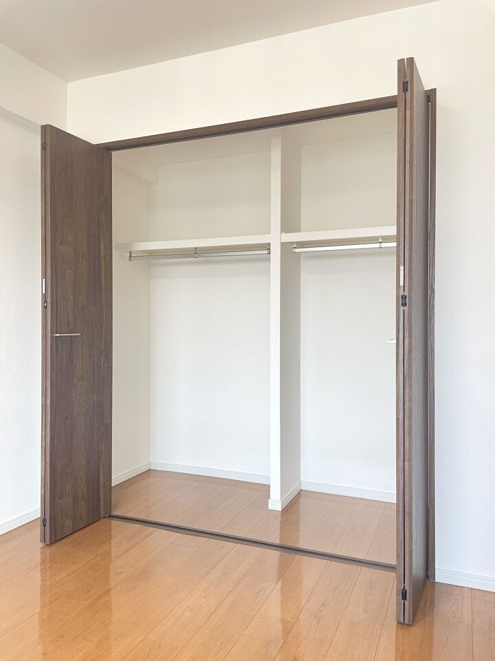 ◇クローゼット◇
大容量のクローゼット完備。お洋服もたくさん収納できて、お部屋がスッキリします。ハンガーパイプが設置されており外套や大切なお洋服は傷まないよう、そのままかけて収納できます。