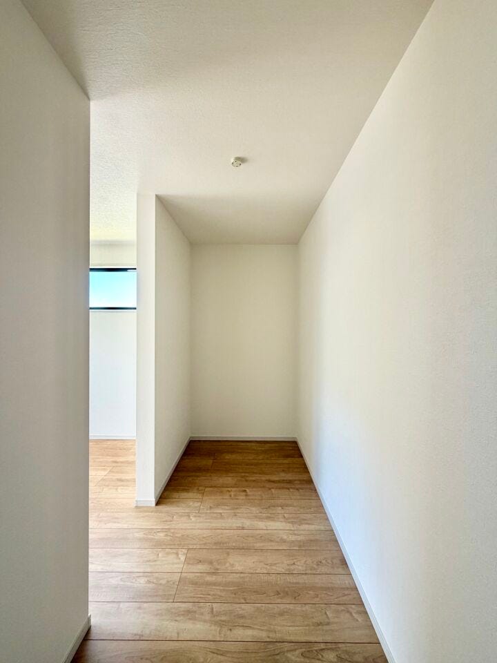 気が付くと増えているお洋服の収納や、大型荷物の収納に便利なWIC♪このままでもお使い頂けますが、ご希望があれば棚など、弊社で取付可能です♪お気軽にお問合せ下さい!