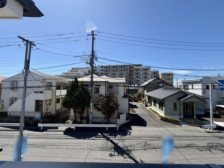 前面道路も広く、高い建物がないため視界が開けて開放的♪