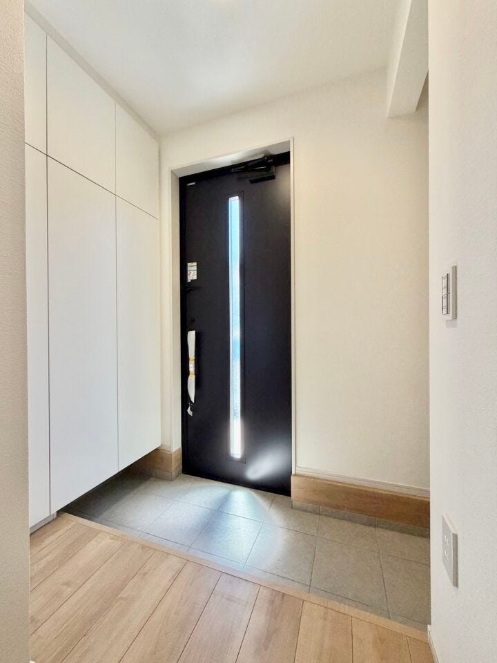 住まいの第一印象を彩る玄関。明るく清潔感のある空間が、ご家族や訪れる方を気持ちよく迎えてくれます。
