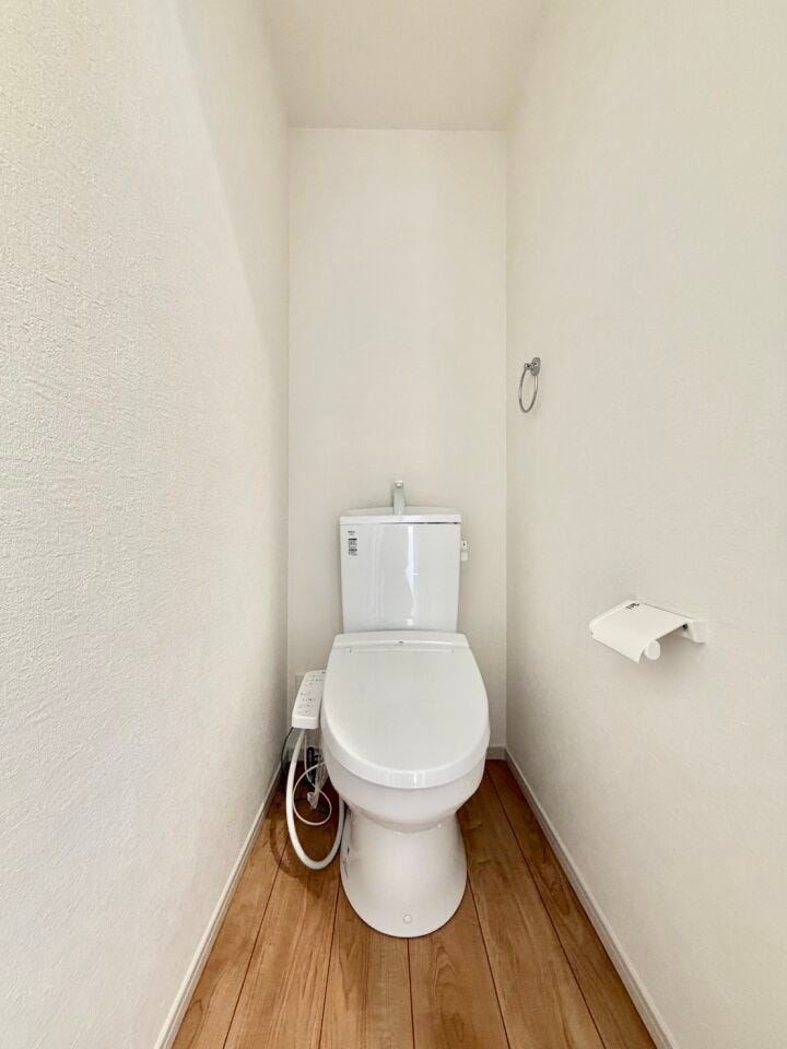 〈2階トイレ〉お手入れしやすい温水洗浄便座で、毎日快適♪