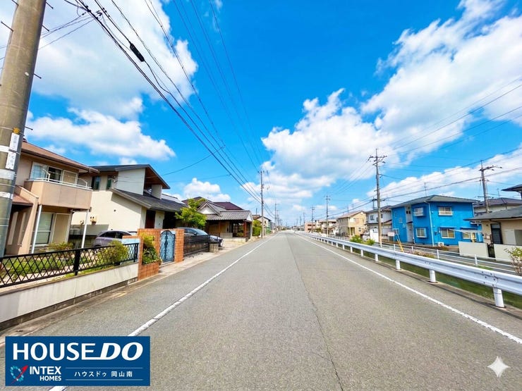 【見通しが良く開放的な前面道路】
小さなお子様連れでも安心して歩ける、ゆったりと広い前面道路!すっきりとした見通しの良さと、青空が広がる開放的な街並みは日々の暮らしにゆとりを与えてくれますね♪