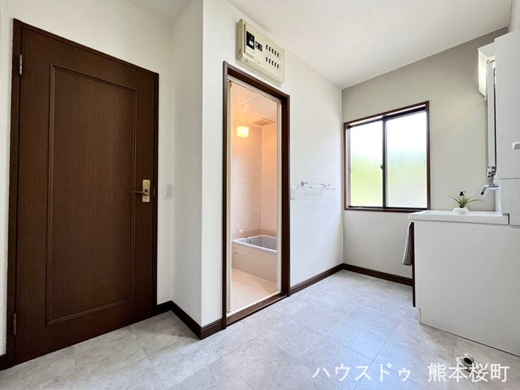 ■清々しいリフレッシュ空間■自分を磨き、気持ちを切り替える。心地よい光が差し込むプライベートスペース。