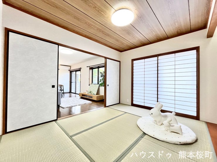 ■1階6帖和室■ゲストをもてなし、昼寝や家事にも使える、畳のぬくもりが心地よい多目的万能スペース。