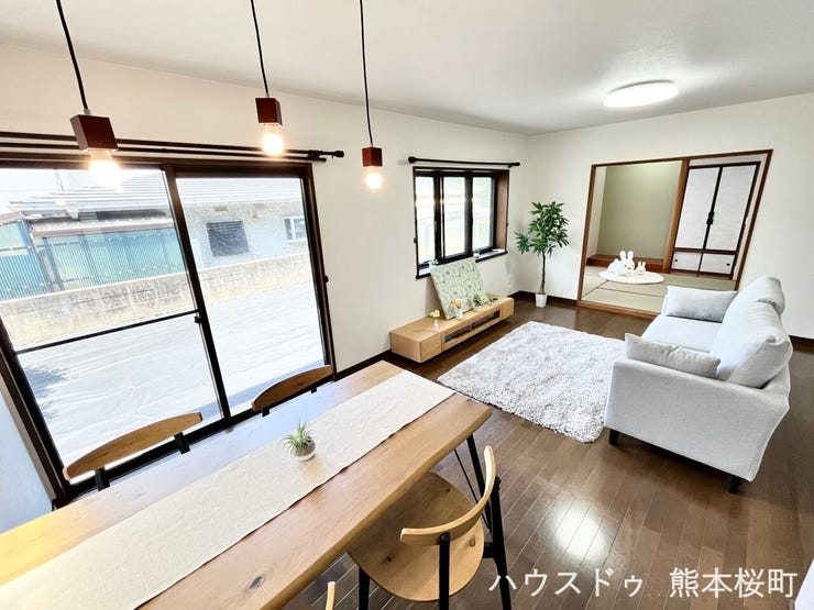 ■安らぎと笑顔の中心地■陽光が優しく降り注ぎ、会話が自然と弾む。ここでは、毎日が特別な時間へと変わります。