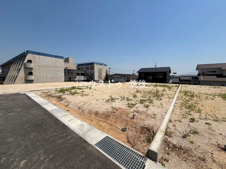 造成済みのフラットな敷地。現地で土地の広さや形状を確認しやすい状態です。