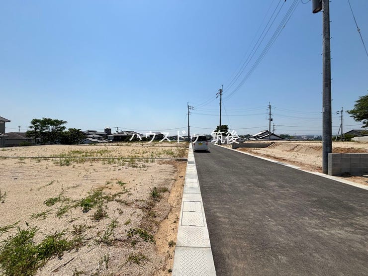 前面道路は幅員約6.0m。車の出入りや駐車時にもゆとりを感じられる道路幅です。
