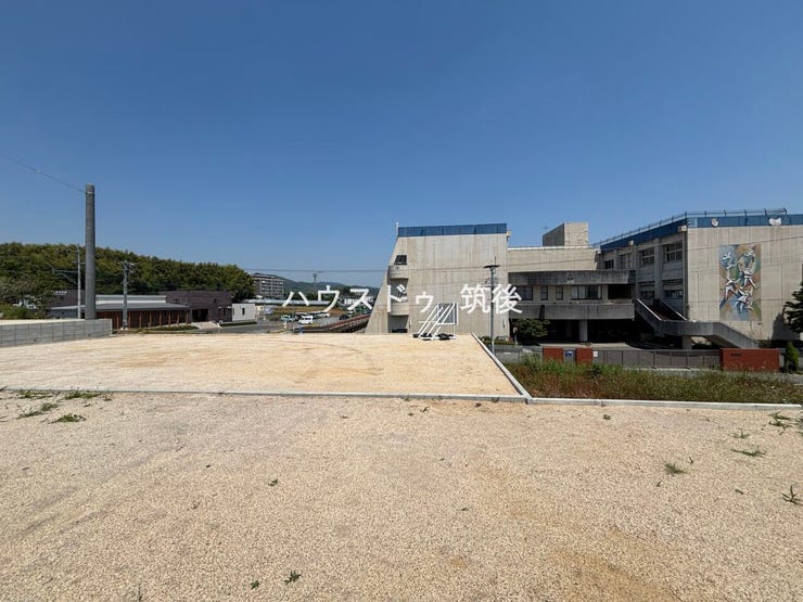 小学校徒歩4分、中学校・保育園徒歩6分。子育て世帯にうれしい住環境です。