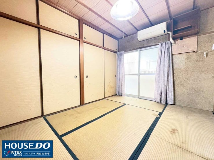 【たっぷり仕舞える大容量の和室】
陽光が届く心地よい和室!壁一面の押し入れは布団やおもちゃがスッキリ収まり、お部屋を広く使えますね♪お昼寝スペースや、お子様のプレイルームにも重宝する便利な空間です。