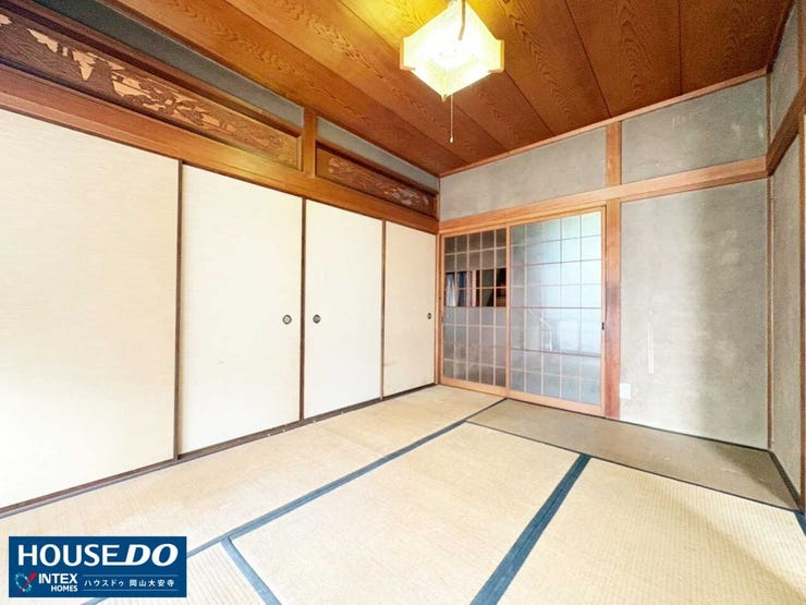 【趣ある伝統的な和室空間】
美しい欄間や木の天井に職人の技が光る和室♪和の情緒に包まれ、家族でホッと寛げる落ち着いた雰囲気です。お子様の節句のお祝いや、客間としても大活躍してくれますね!