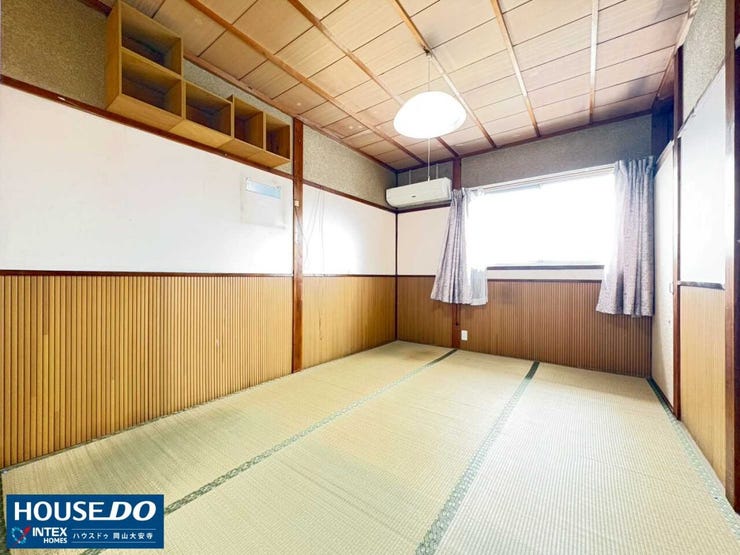 【収納棚付きの便利な和室】
壁面に造り付けの収納棚がある、機能的な和室♪心地よい光が差し込む明るい空間です。おもちゃの片付けもスムーズで、お子様のプレイルームや寝室にぴったりですね!