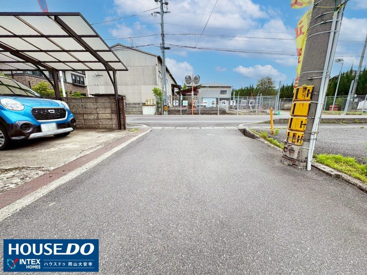 【前面道路】
運転が苦手でも安心な広さ♪
ゆとりある道幅でファミリーカーの駐車もスムーズ!見通しが良く、小さなお子様との毎日の送り迎えやお出かけも安全・快適に過ごせますね!