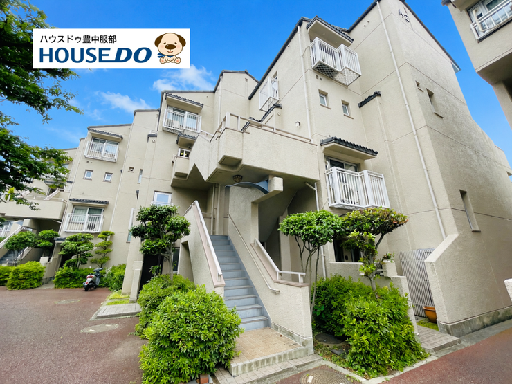 緑豊かな団地内に佇むお住まい。敷地内には植栽や広場が整備され、ゆとりある住環境が魅力です。小・中学校やスーパー、ドラッグストアが徒歩圏内に揃い、子育て世帯にもおすすめの立地です。