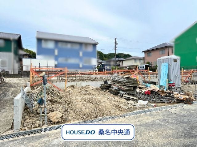 【外観】
閑静な住宅地、桑名市東正和台にあります。家族で暮らすのにちょうどいい4LDK。完成が楽しみですね。(2026年7月12日撮影)