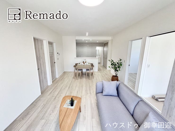 【リビング】
■家族の笑顔が集う中心地■お気に入りの家具を迎え、窓からは心地の良い光が差し込みます。