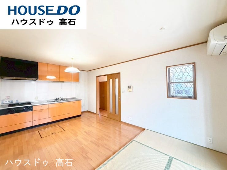 【居間・リビング】
畳コーナーがあります。
フローリングだけでなく、ゴロゴロ寝転がれる場所があるのはとても快適です。