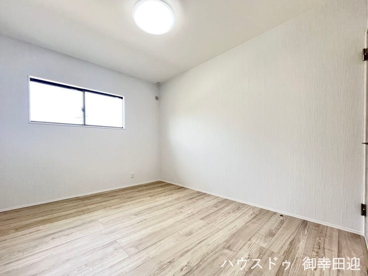 ■6帖洋室①■寝室、書斎、趣味の部屋。家族の成長やライフスタイルに合わせ、様々な使い方ができる快適な空間です。