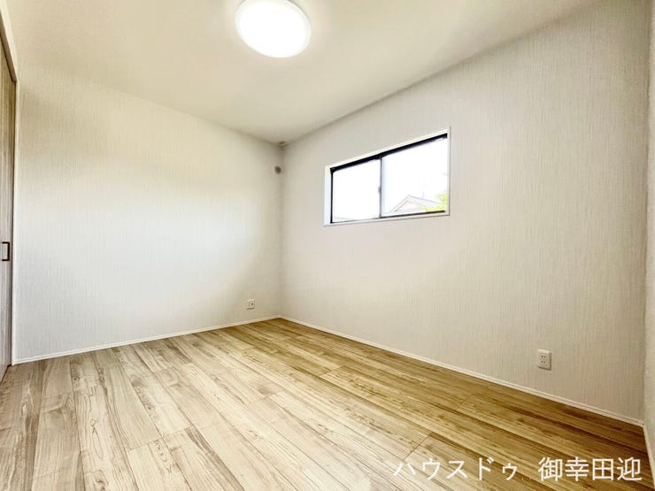 ■6帖洋室②■寝室、書斎、趣味の部屋。家族の成長やライフスタイルに合わせ、様々な使い方ができる快適な空間です。