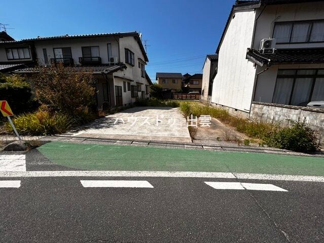 間口は8mとなります。車の出入りはスムーズに出来る広さですので家を建てても安心して車を停めれますね。
