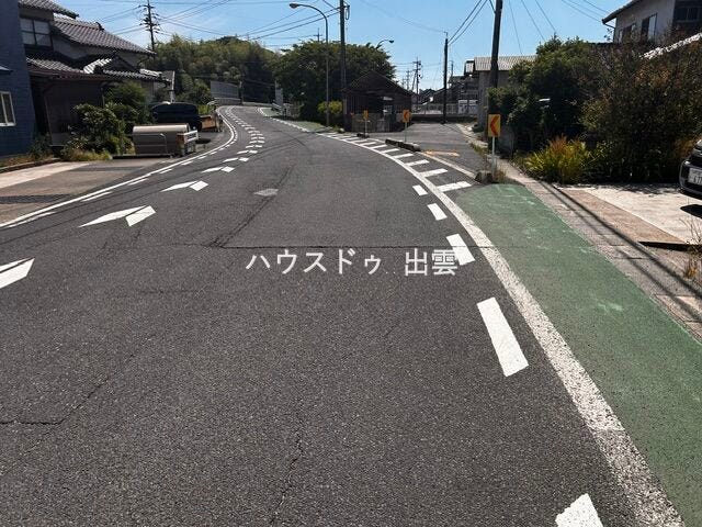 前面道路は幅が6mありますので車のすれ違いもスムーズです。また、交通量も多くないので朝の渋滞で車が敷地から出れないことはないです。