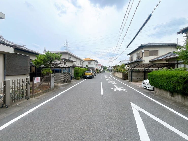 【前面道路】
大型車の通行が少なく、静かで落ち着いた環境が魅力です♪
小さなお子さんがいるご家庭でも安心して暮らせます!
車がスピードを出しにくく、交通事故のリスクも低減される安全な住環境です!