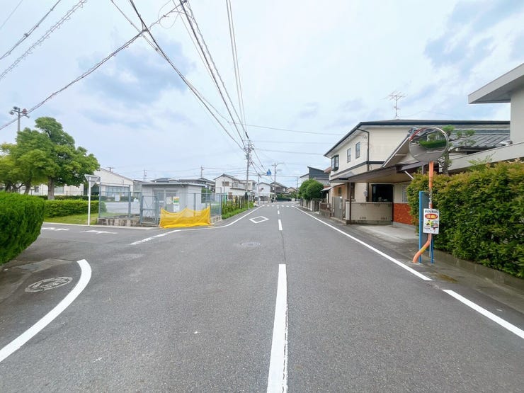 【前面道路】
交通量が少なく静かな環境のため、歩行者や高齢者、お子様にも安心の立地です♪
周辺の騒音も少ないため、落ち着いた雰囲気の中で穏やかな毎日を過ごしたい方にぴったりの住環境です!