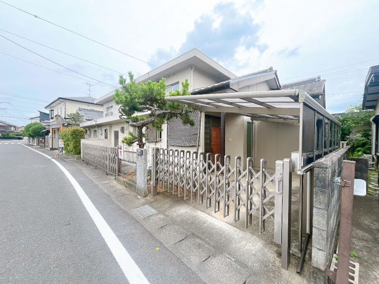 【前面道路】
大型車の通行が少なく、静かで落ち着いた環境が魅力です♪
小さなお子さんがいるご家庭でも安心して暮らせます!
車がスピードを出しにくく、交通事故のリスクも低減される安全な住環境です!