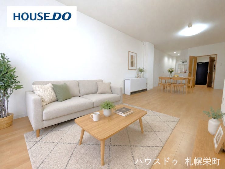 【リビング】
■LDK(約19帖)■※CG加工含む
縦方向にも広がりを感じられるLDKは、視線が抜ける設計でゆとりのある住空間。家族それぞれが思い思いに過ごしながら、自然と気配を感じられる、心地よいリビングです。