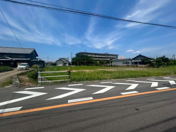 【多目的に使える!ゆとりの3台駐車スペース】
最大3台まで駐車できるゆとりある敷地です。
普段は2台分の駐車スペースとして使い、残りのスペースをお子様のプール遊びやBBQの場としても大活躍します。