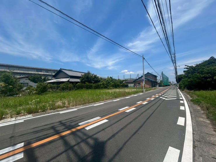 【運転が苦手な方も安心!広々6m以上の前面道路】
道幅にゆとりがあるため、車のすれ違いがスムーズで、駐車も落ち着いてラクに行えます。
