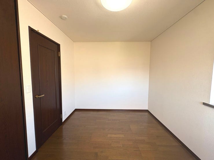 6帖の洋室1。荷物をすっきり保管できる収納もございます!