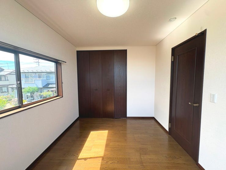 6帖の洋室2。便利で嬉しい収納付き!お部屋がすっきりまとまります!