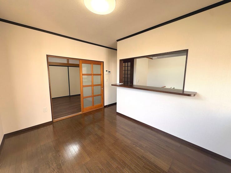 9.7帖のダイニングキッチン。南向きの窓から明るい光が差し込む暖かなお部屋です!