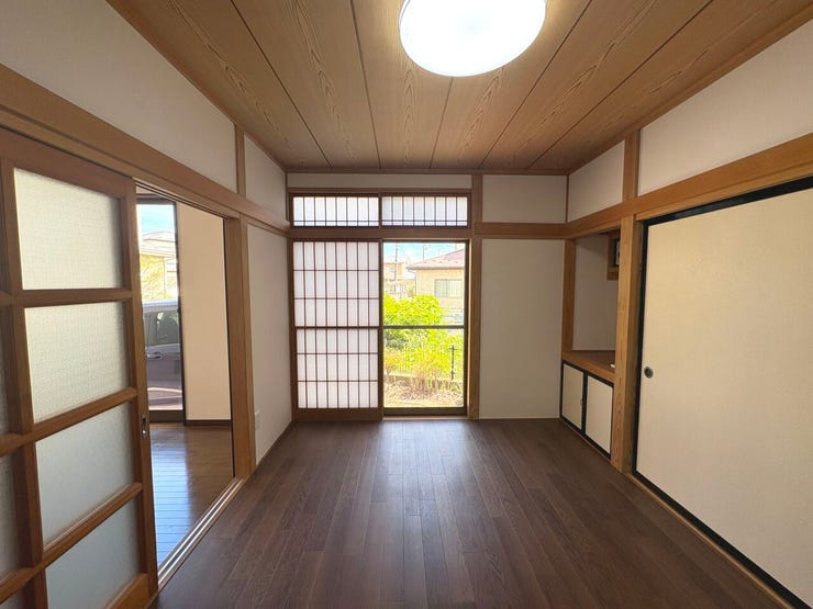 6帖のフロアタイル敷和室。ダイニングキッチンに隣接しており、扉を開けて広々とご使用可能です♪