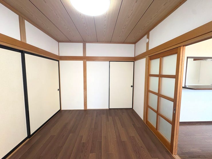 6帖のフロアタイル敷和室。お布団サイズの大きな物もすっきり保管できる収納付き!