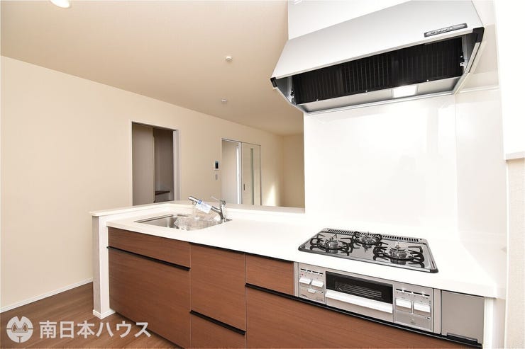 【過去施工例】3口コンロを備え、リビングを見渡しやすい対面キッチンの施工例です。