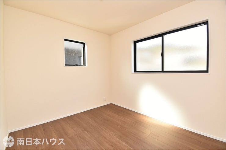 【過去施工例】2面採光で明るさを感じやすく、家具配置もしやすそうな洋室の施工例です。