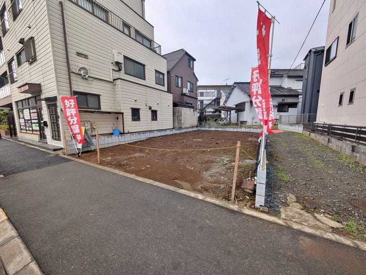 【外観】
穏やかな住宅街に位置する、平坦で整えられた分譲地です。周辺は落ち着いた雰囲気で、理想の住まいを形にするためのゆとりある敷地が確保されています。