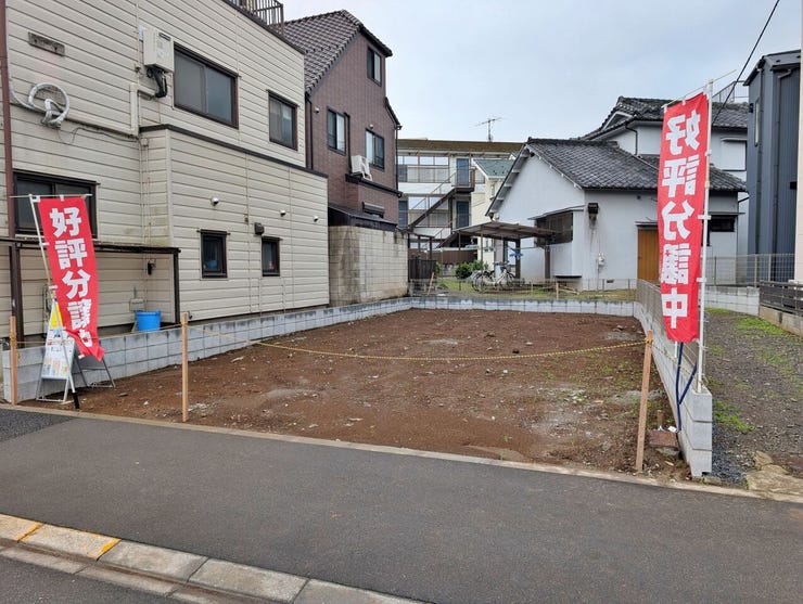 地面が平坦に整えられており、工事の着工もスムーズに進められる状態です。前面道路との高低差も少なく、日々の出入りがしやすい開放的な立地です。