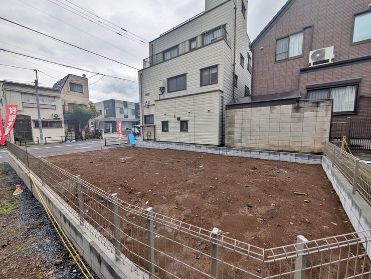 視界を遮る高い建物が少なく、開放感のある住環境が広がっています。フェンスで区画が明確にされており、隣地との距離感も把握しやすいのが特徴です。