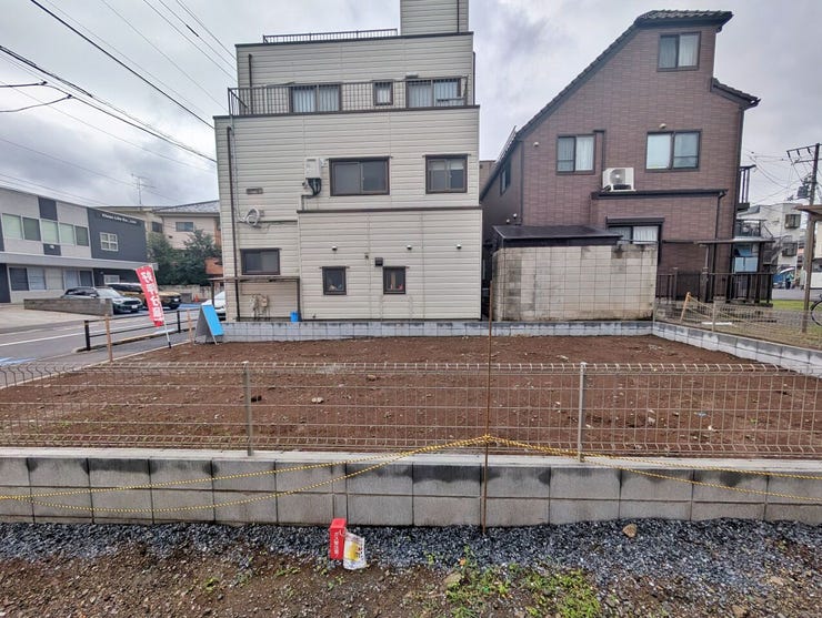 前面道路に面した開放的な区画で、お車の出し入れもスムーズに行えます。閑静な住宅街の一角にあり、落ち着いた暮らしをイメージしやすいロケーションです。