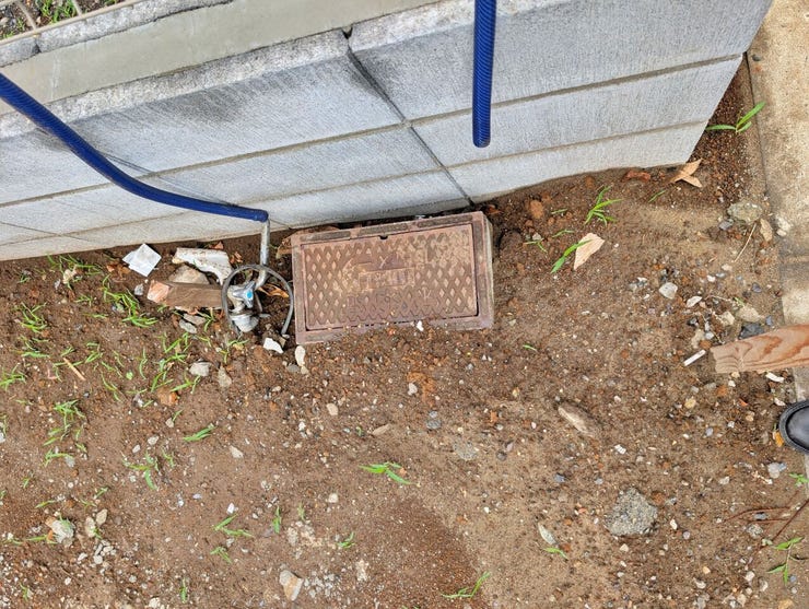 敷地内には給水設備などのインフラも整い始めており、住まいづくりの基盤が準備されています。細かな部分まで管理が行き届いた、整然とした土地です。