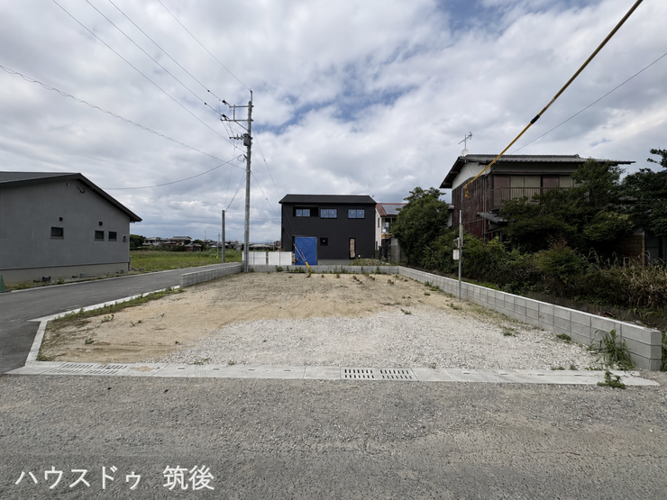 【着工前の現地写真】まもなく建築が開始される更地状態です。前面スペースは最大3台の並列駐車が可能な外構計画となっております。