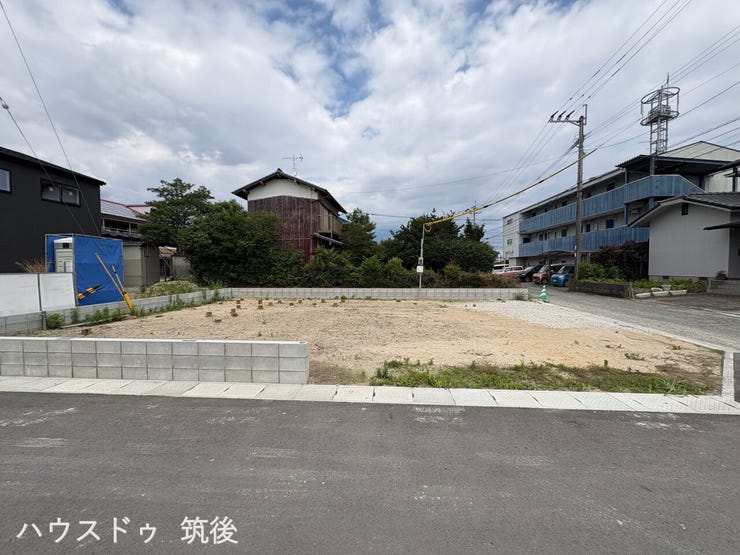 【建築前の現地】道路側から撮影した着工前の更地写真です。この敷地内に、計画されているカースペースや住戸が綺麗に仕上がります。