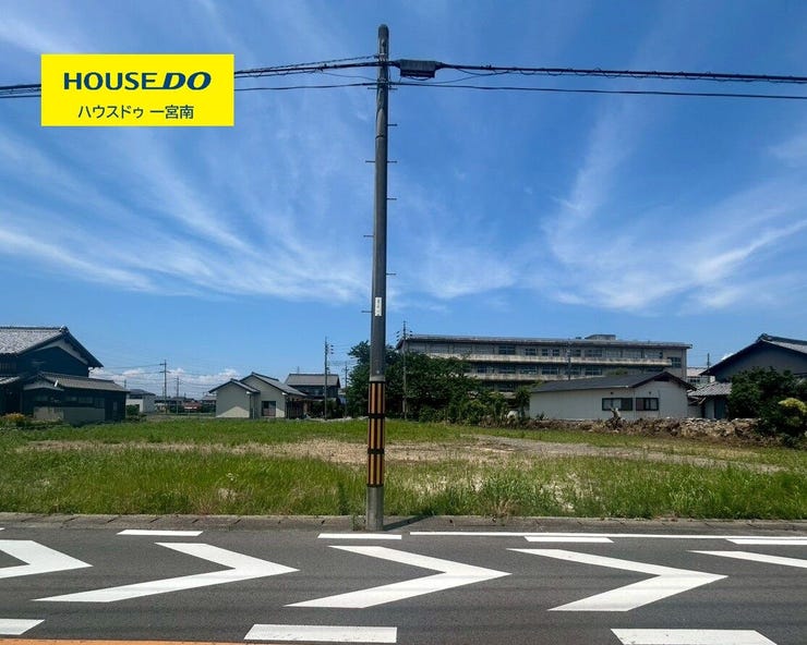 【外観】
【陽当りの良さと明るさを誇る南向き】
陽当りが良いため暖かく、さらに室内が明るく感じられます!
一日中たっぷりと差し込む光が家族の集まるリビングを優しく包み込み、毎日の暮らしを暖かく彩る立地です。