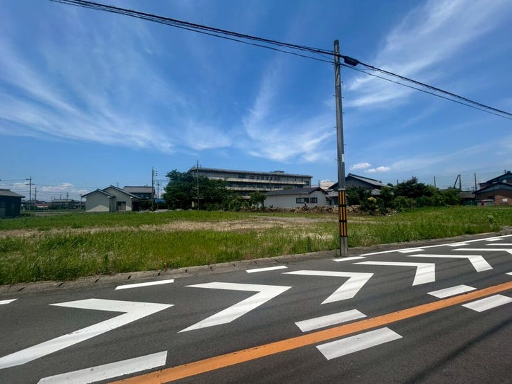 【多目的に使える!ゆとりの3台駐車スペース】
最大3台まで駐車できるゆとりある敷地です。
普段は2台分の駐車スペースとして使い、残りのスペースをお子様のプール遊びやBBQの場としても大活躍します。