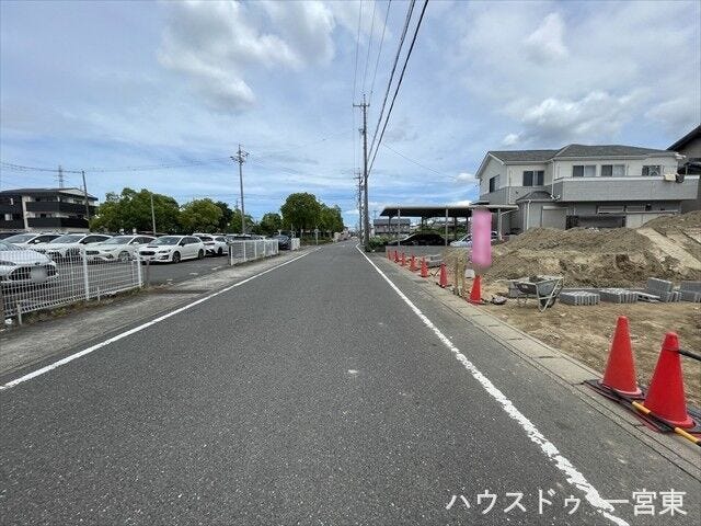 【西側北向き】幅員約8mの前面道路です。広々としていて、街並みが開放的で圧迫感がありません。