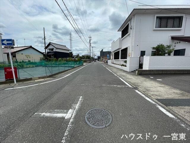 【西側南向き】幅員約8mの前面道路です。引越し業者のトラックも問題なく停めて置くことが出来る道幅です。