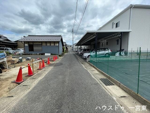 【南側東向き】幅員約4mの前面道路です。普通車が1台通れる幅となります。大型車の通行が少ないので、振動や騒音が抑えられます。