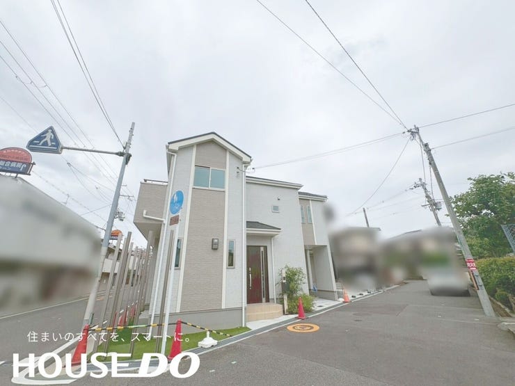 正面外観の全景。清潔感あふれる仕上がりで第一印象は抜群です。